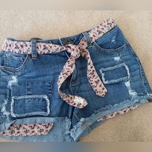 New Lauren Conrad Womens  Distressed Jean Shorts Floral Belt Sz 4.   FL
